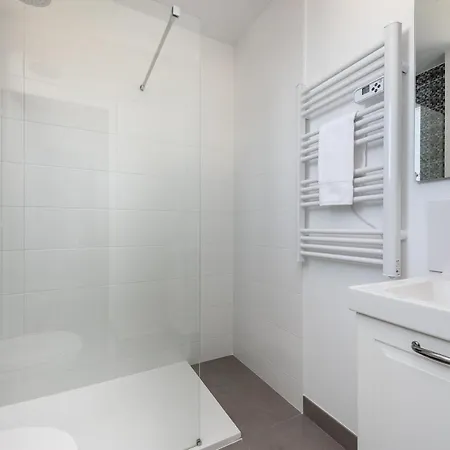 Apartment Marie-claudine : Magnifique Studio Proche Facs Et Centre-ville, Acces Terrasse